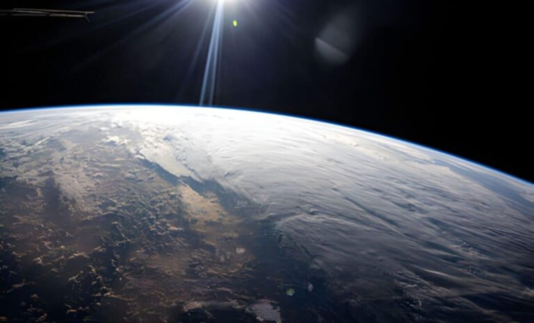 Polish Astronaut's Stunning Timelapse of Earth and Moon